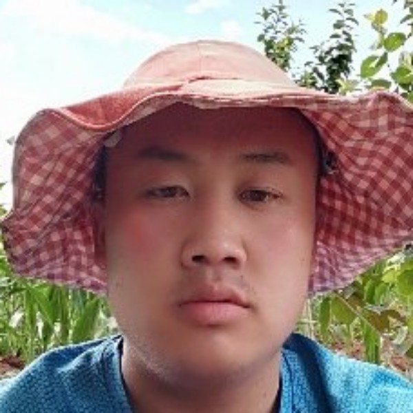 高大蹙眉日记本的照片