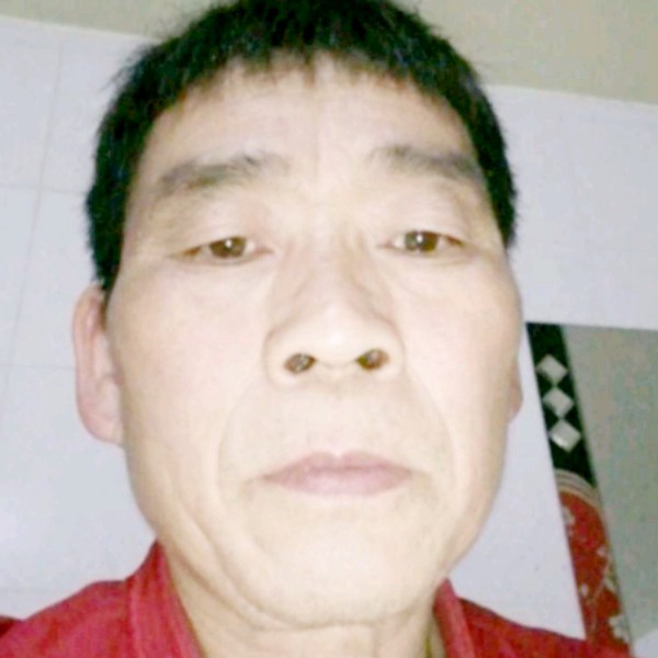 炙热拿耳机的照片