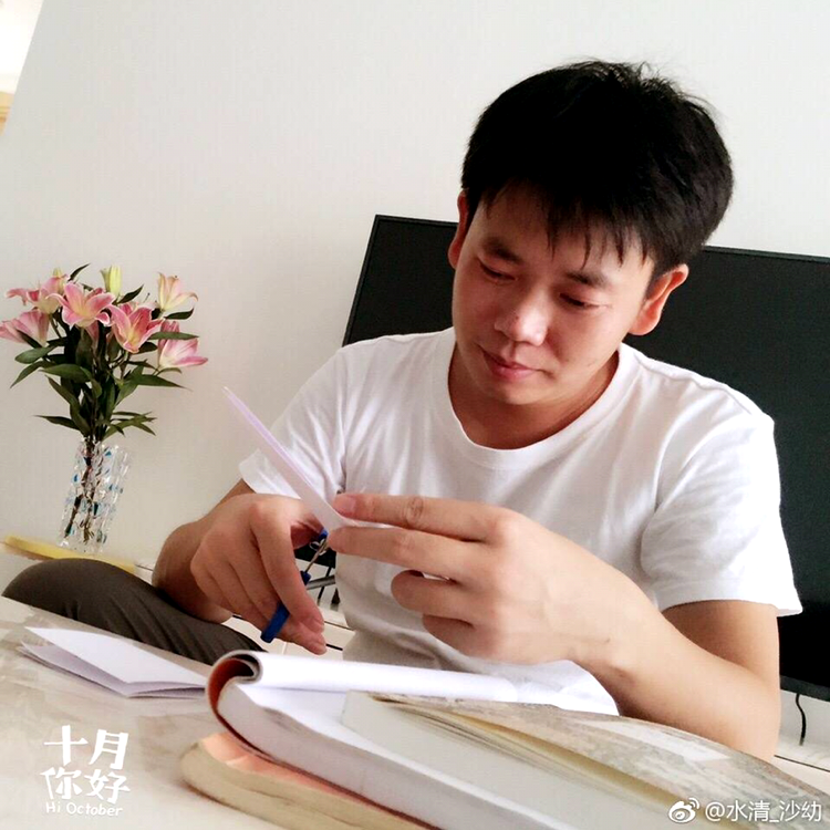 小鸭子浅吻唯一的的照片