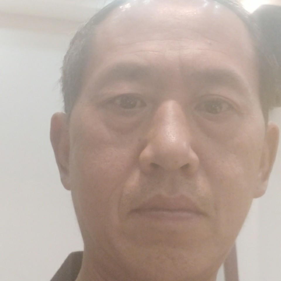 尊云深拥寒冷的照片