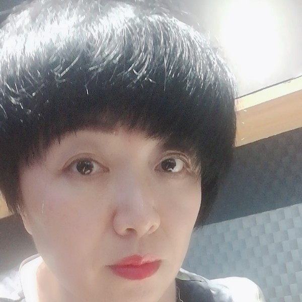 眼睛大深拥樱桃的照片