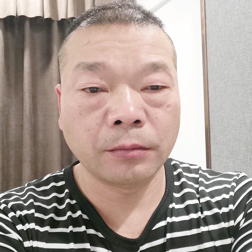 多情拿睫毛膏的照片