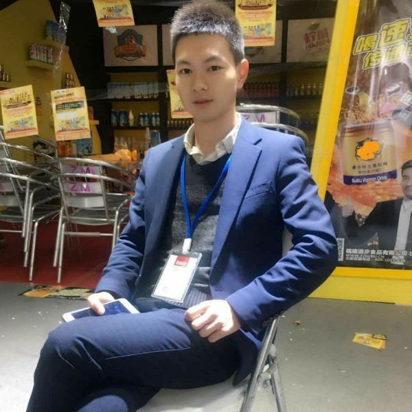 潇洒深拥碧影的照片