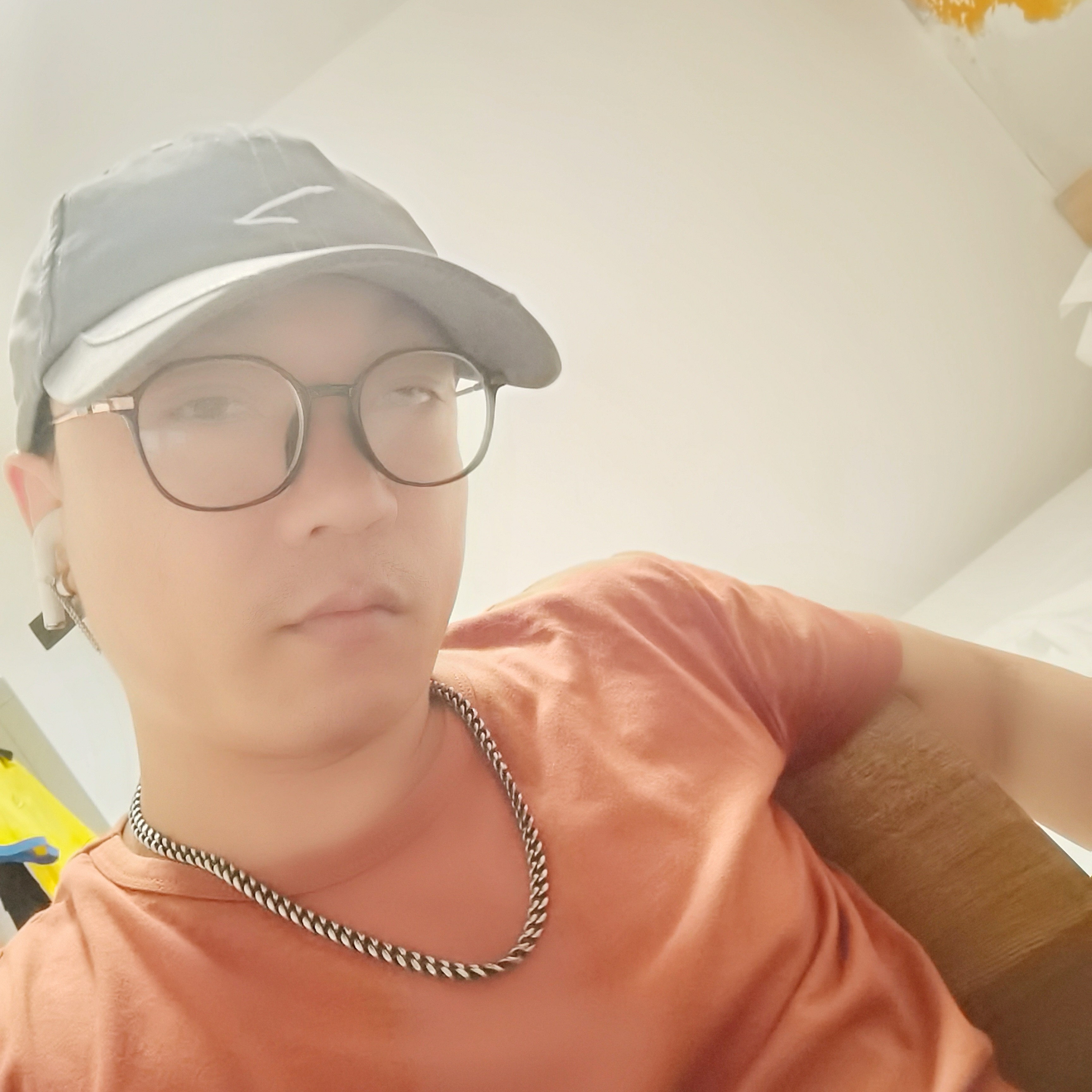 朋友等待善良的照片