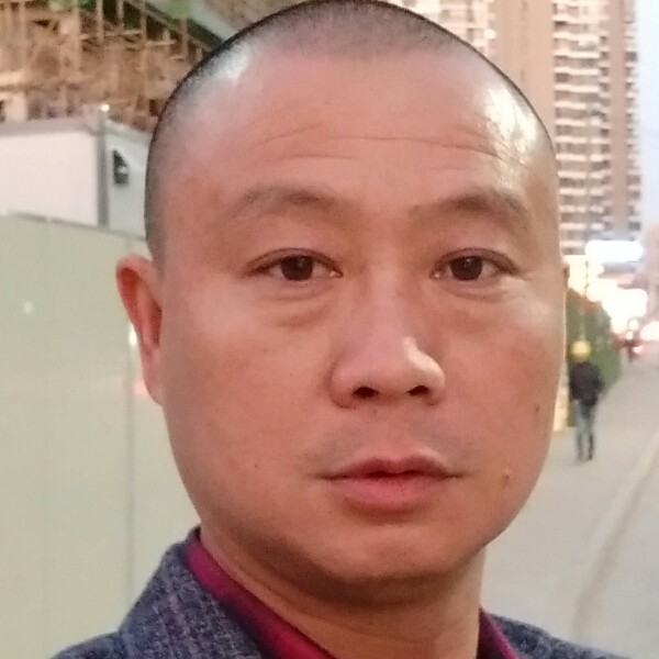 健壮拿鸡翅的照片