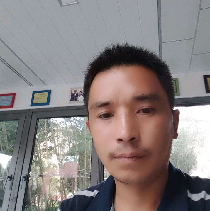 迷离踢高跟鞋的照片