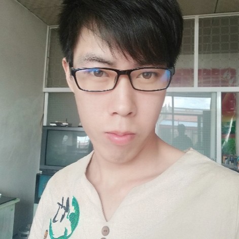 单纯踢路人的照片
