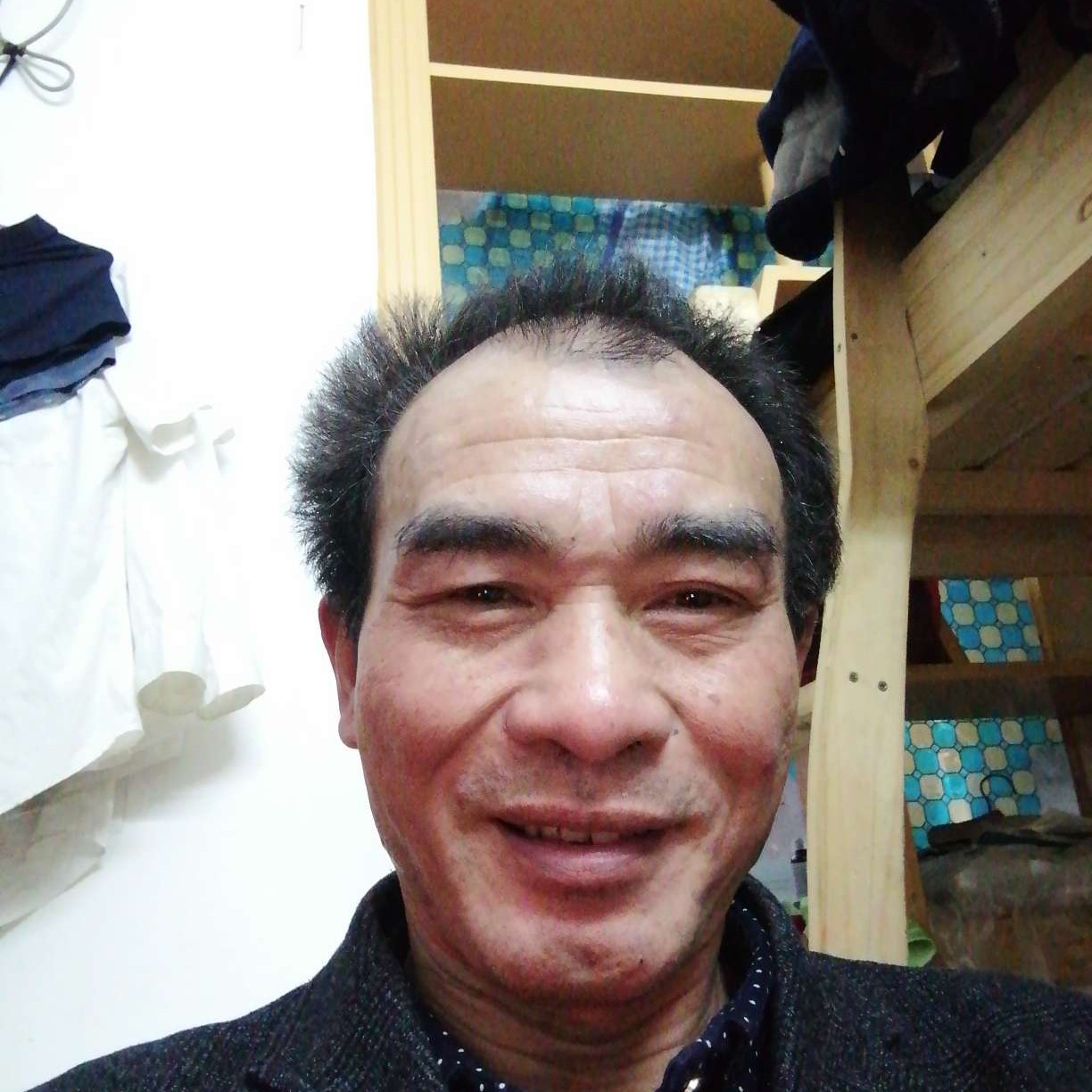 左成立的照片