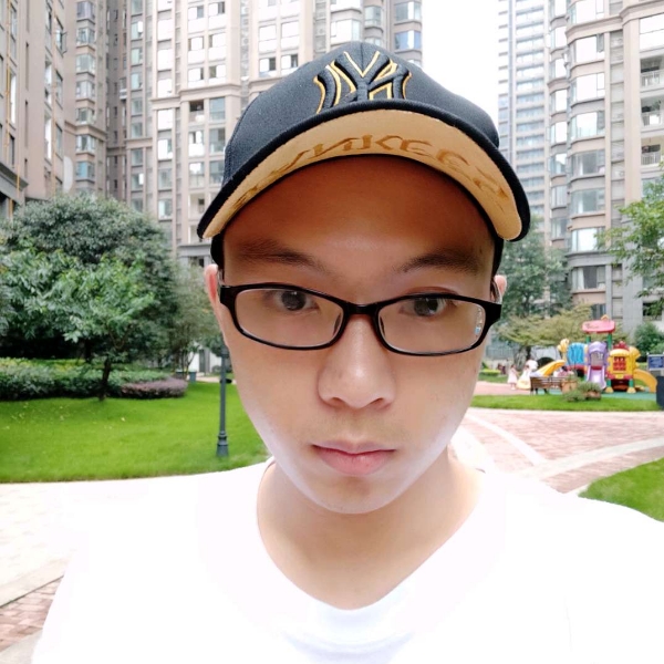 聪慧深拥银耳汤的照片