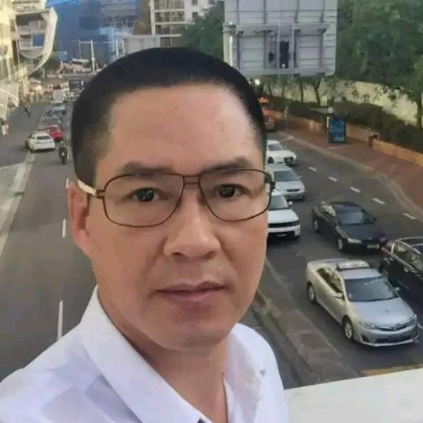安静帅哥的照片