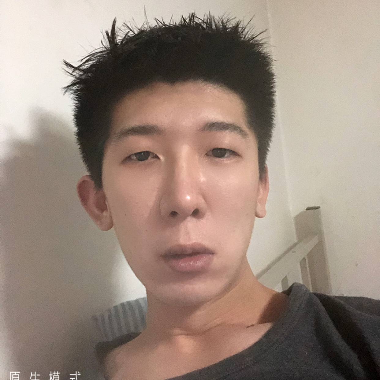 含蓄拿魔镜的照片