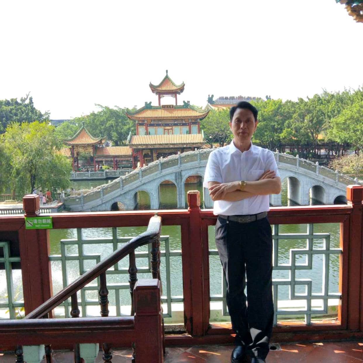 没有穿过军装的阿的照片