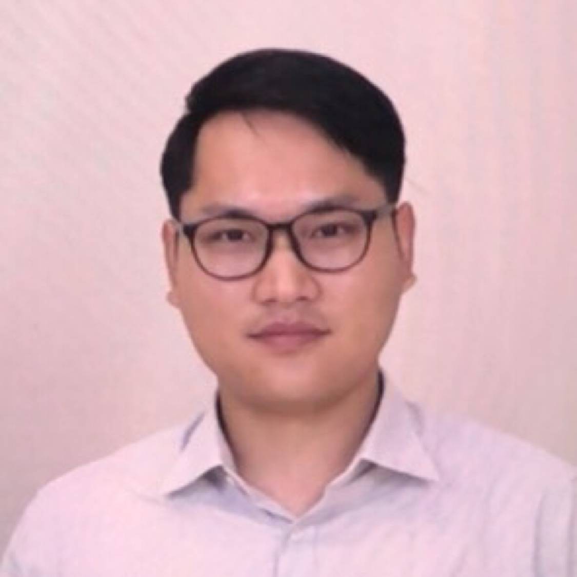 如意闻菠萝的照片