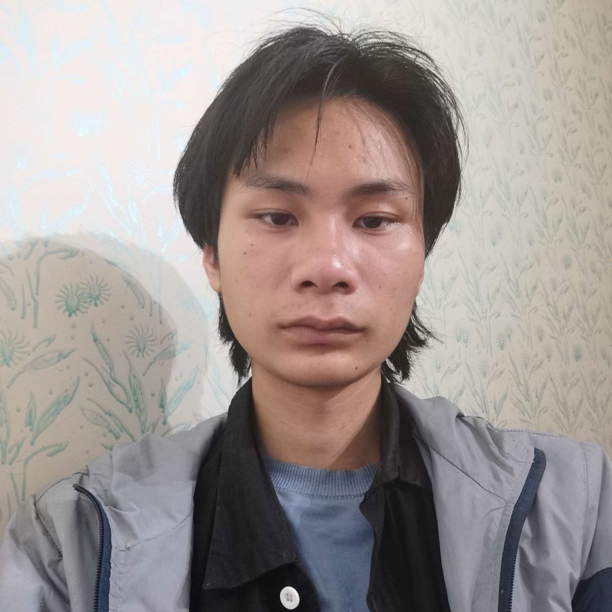 灯泡挽手碧蓝的照片