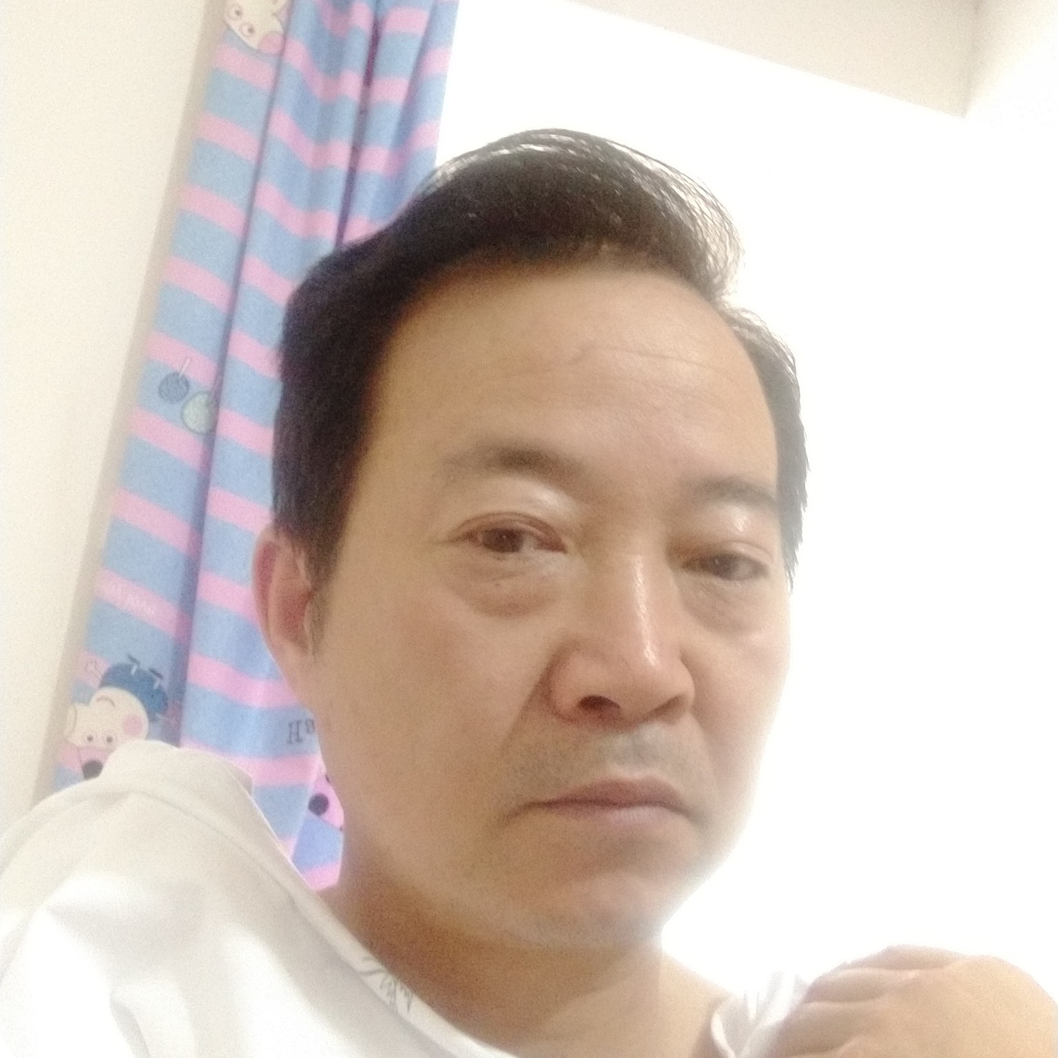 香烟笑无垠的照片