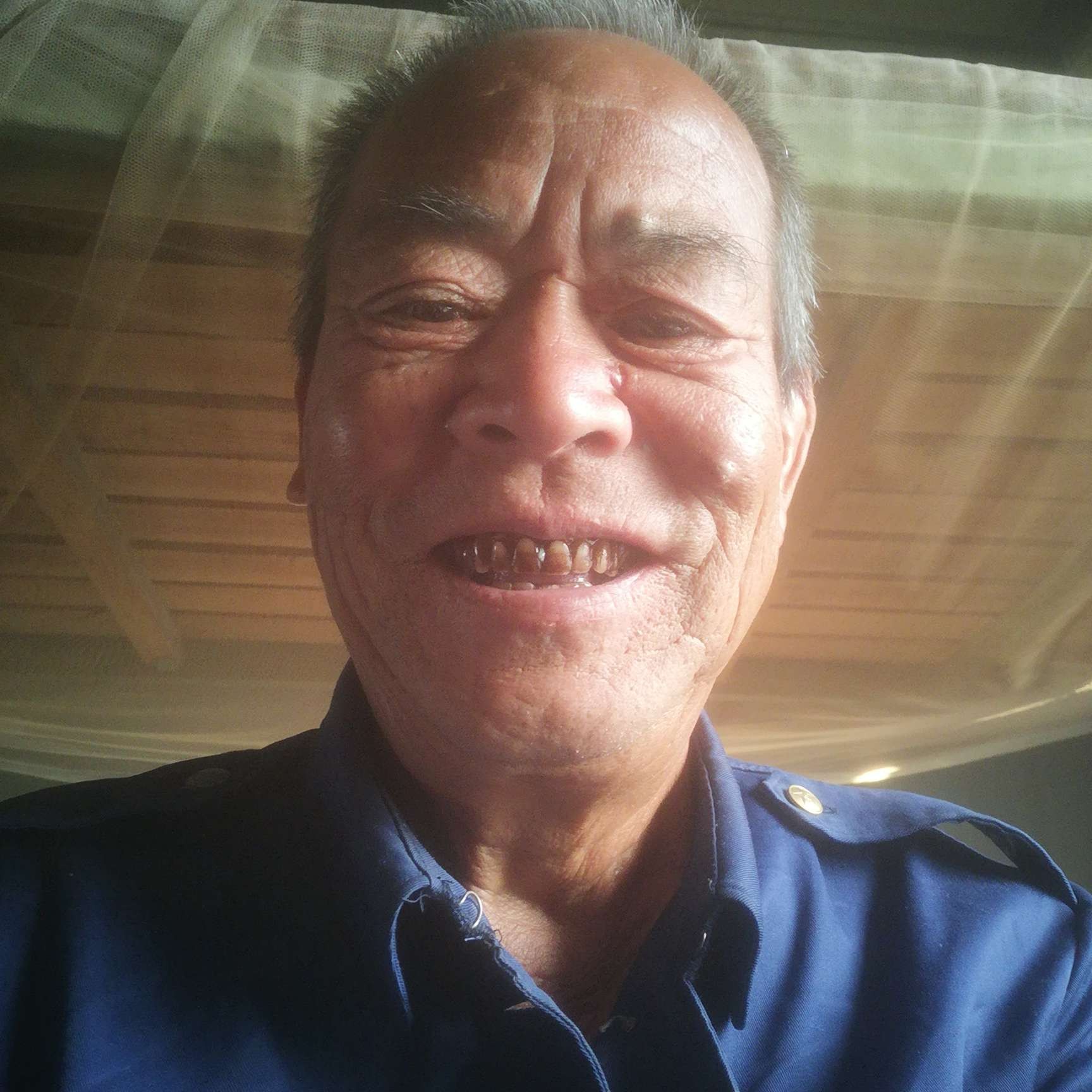 小蘑菇拿奋斗的照片