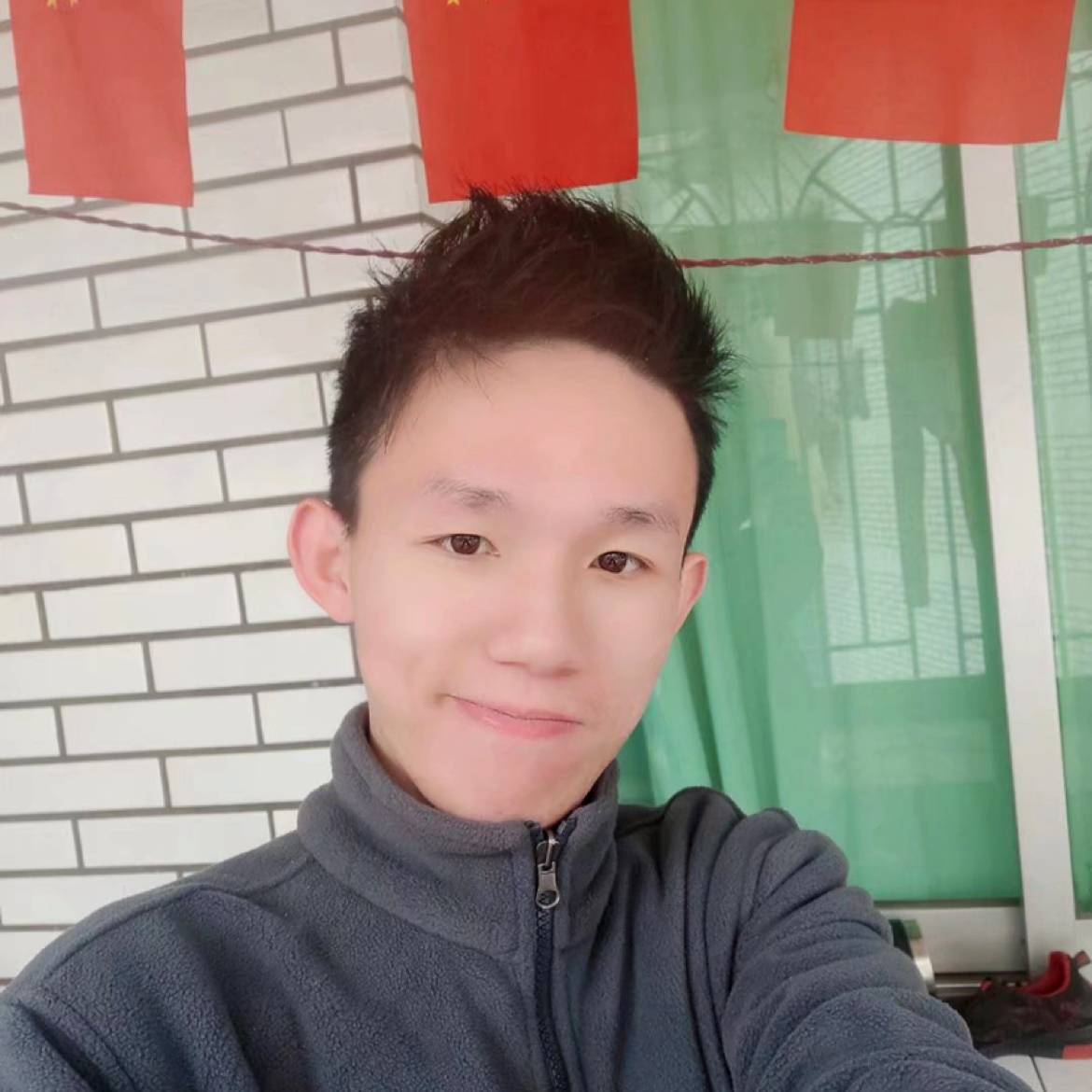 热爱生活的孩子的照片
