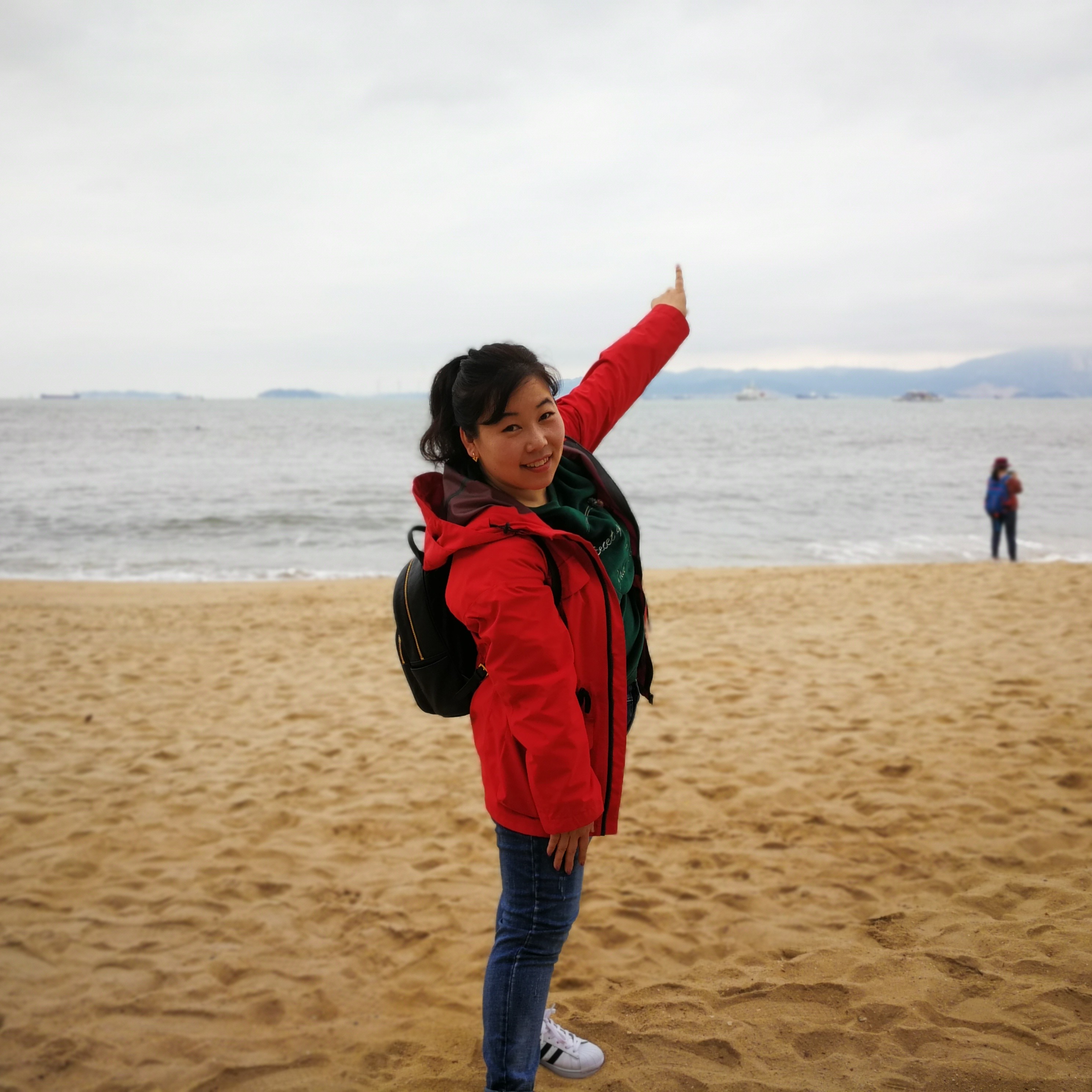 秋末冬初的女孩的照片