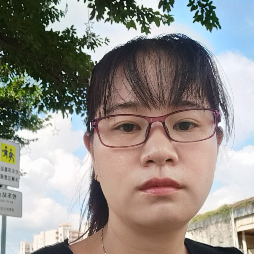 黑猫漫步甜美的照片