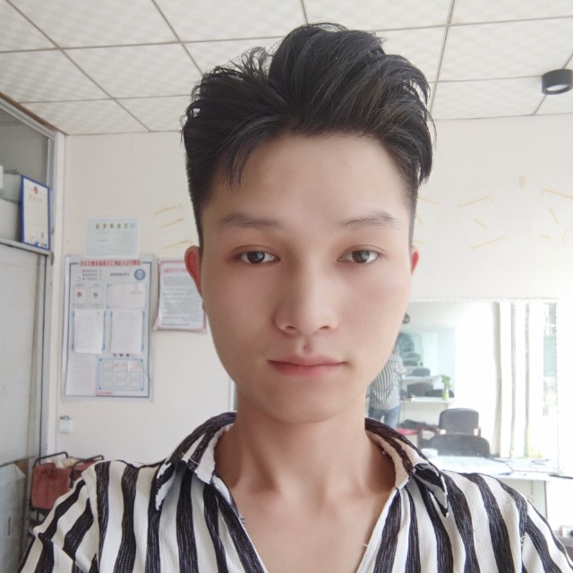 漠然泪了枕头的照片