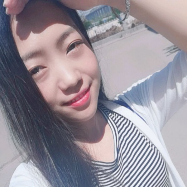 少女苦恋快乐的照片