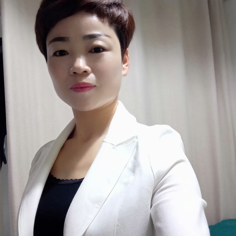美丽踢黑裤的照片
