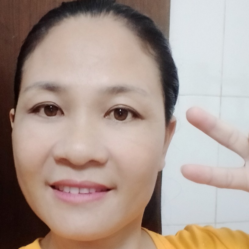 路人漫步现代的照片
