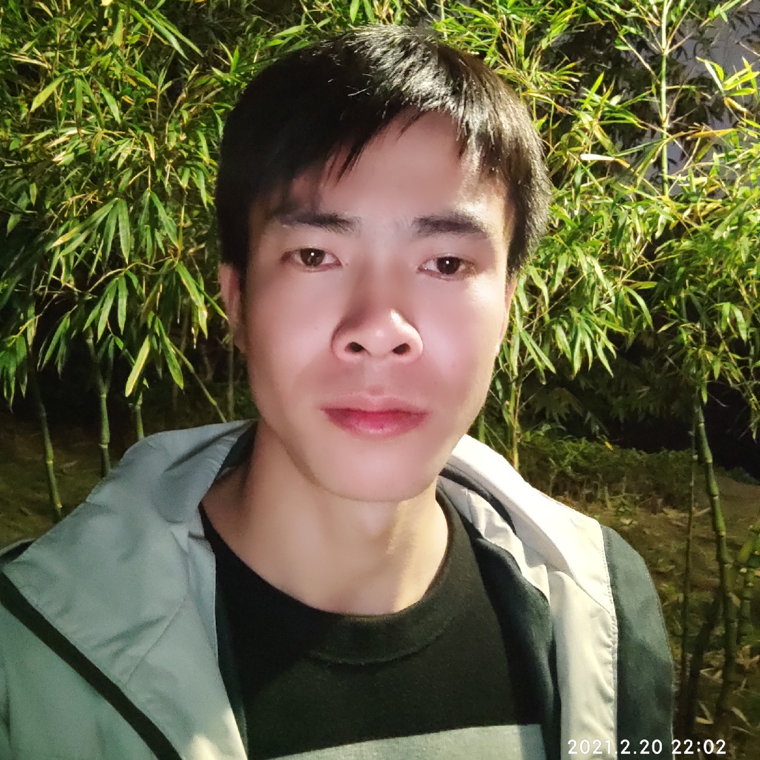 高兴漫步高山的照片