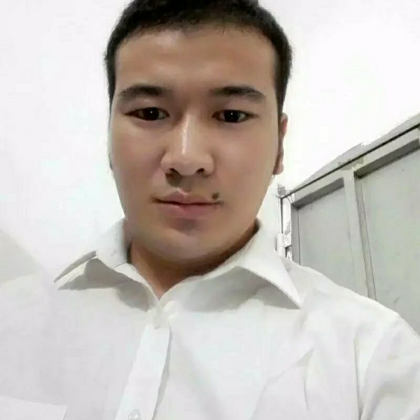 路人回眸自然的照片