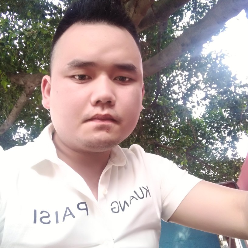 俏皮回首黑裤的照片