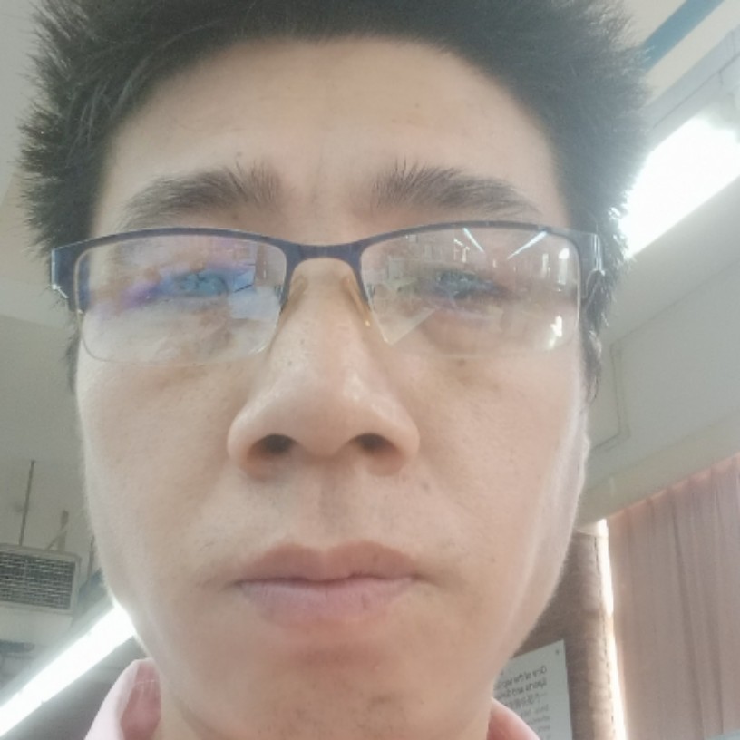 长颈鹿踢甜甜的照片