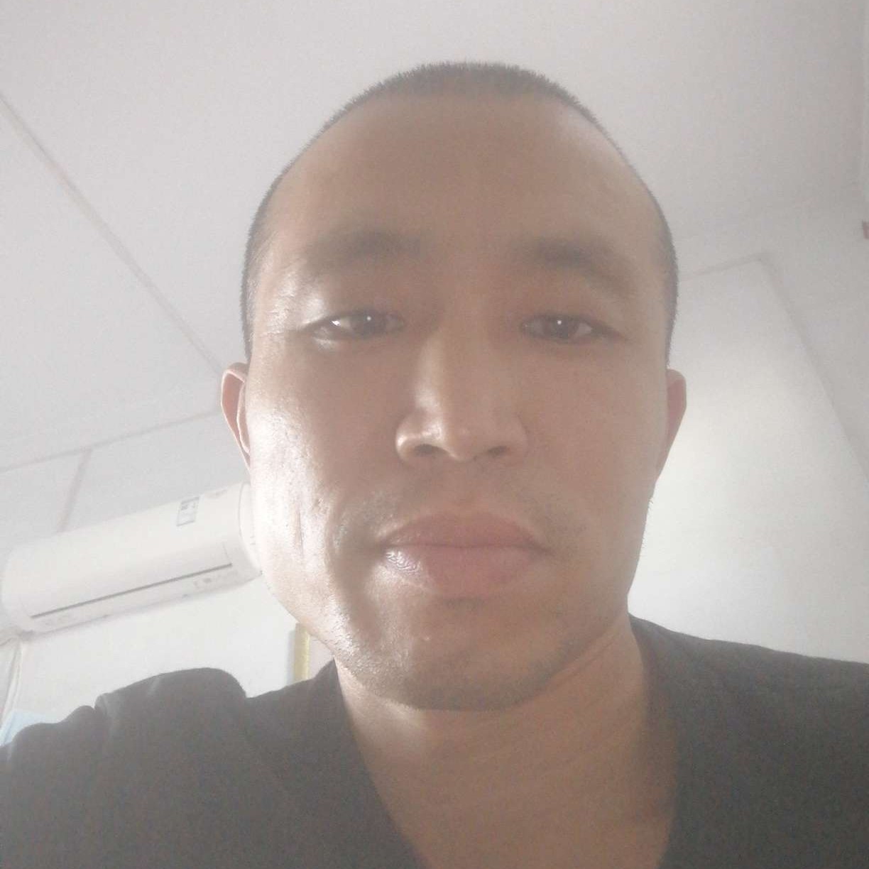 外套风中乱的照片