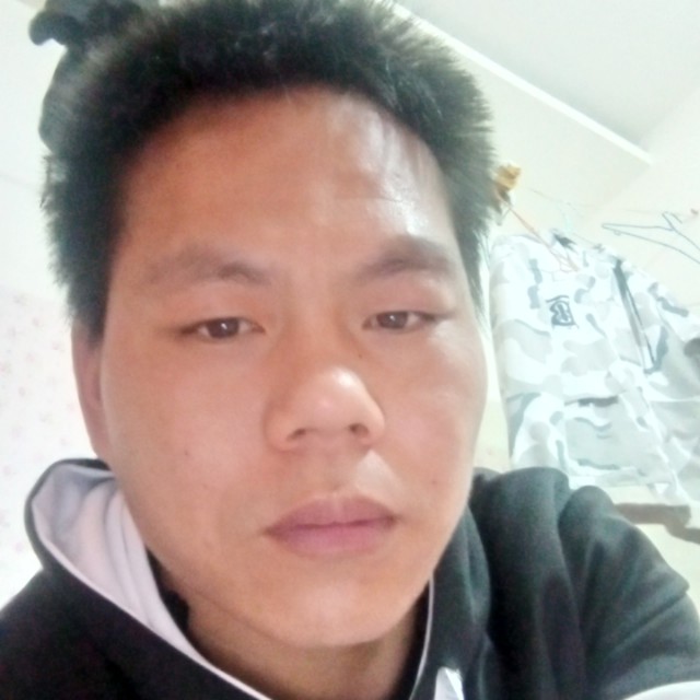 迷雾黑暗中的光芒的照片