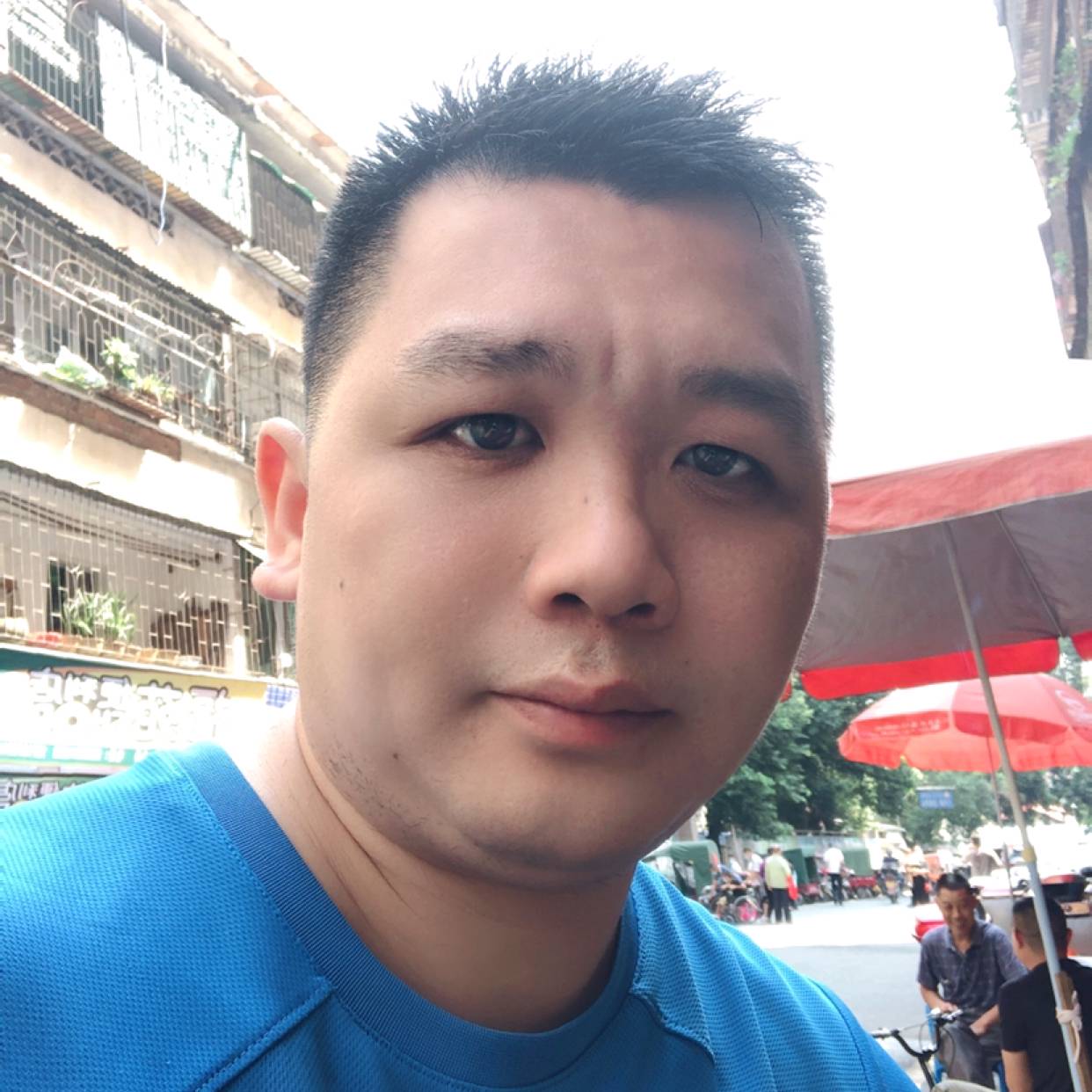 欣慰凝眸枕头的照片