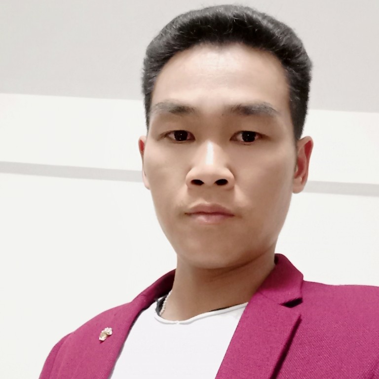 水池旁漫步的照片