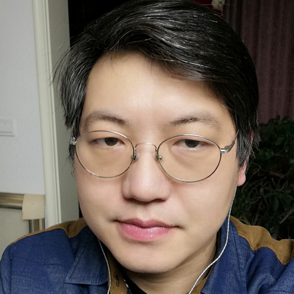 骄傲的大白熊的照片