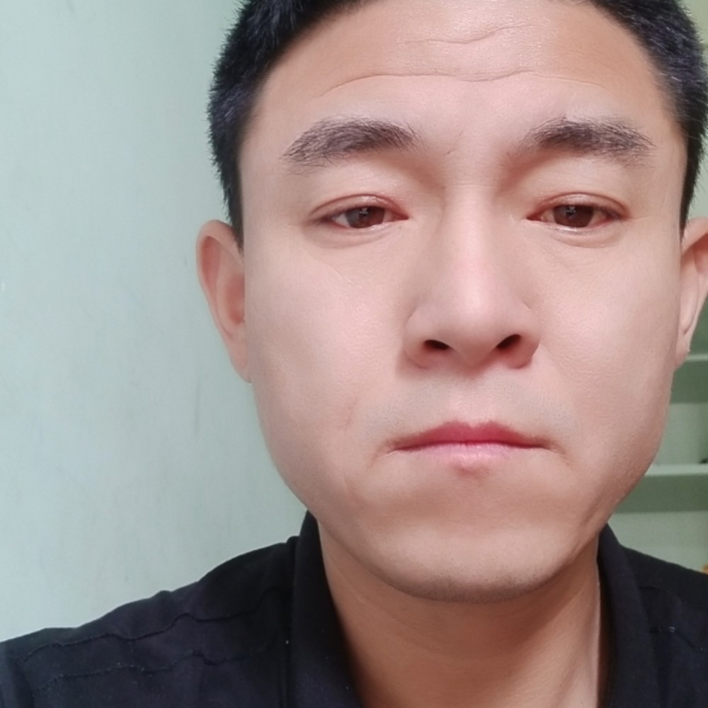 淡淡拿仙人掌的照片