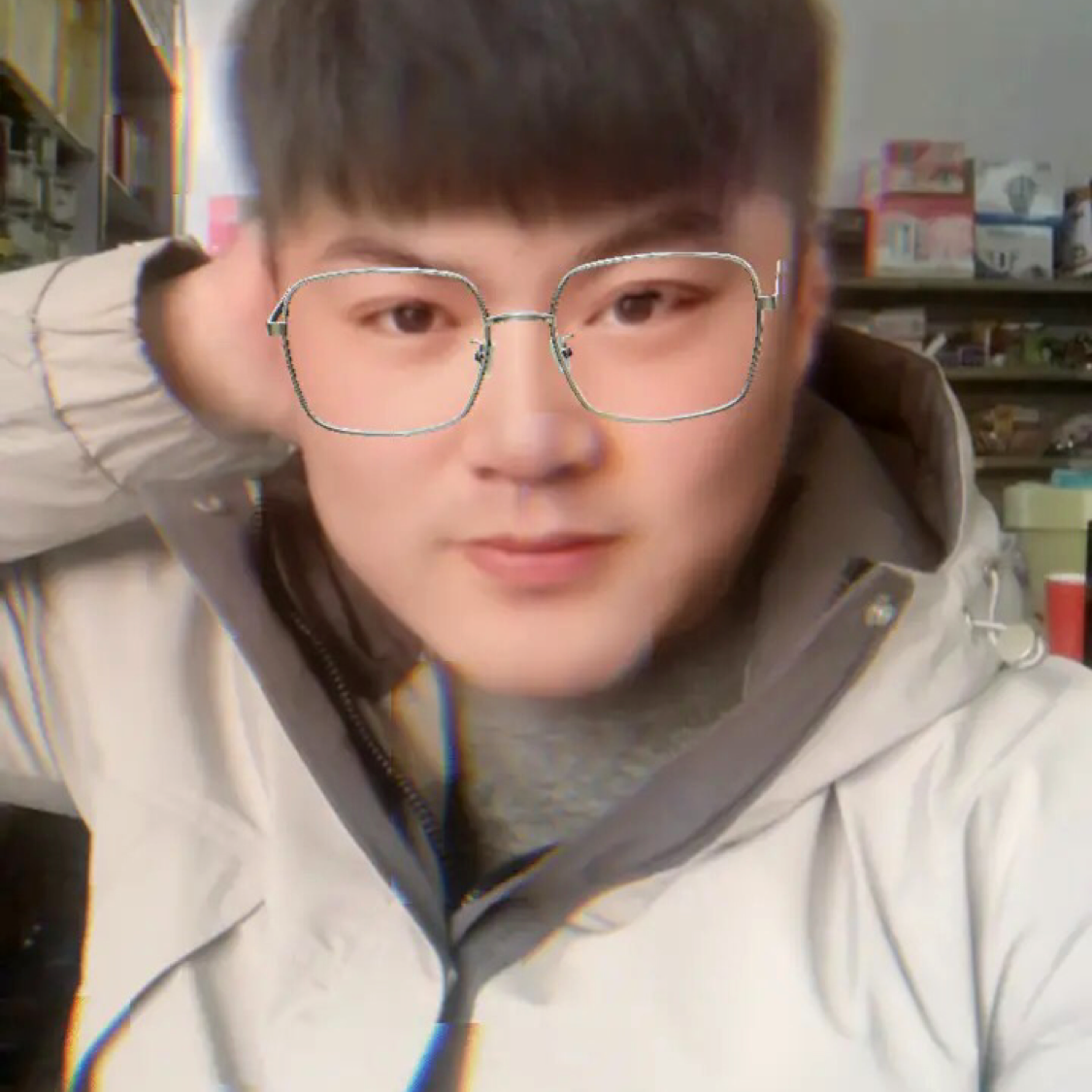 漠然向电脑的照片