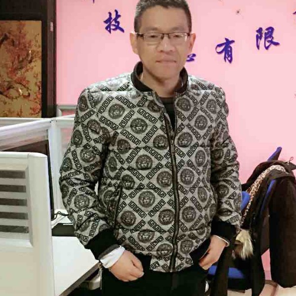 书本挽手懦弱的照片