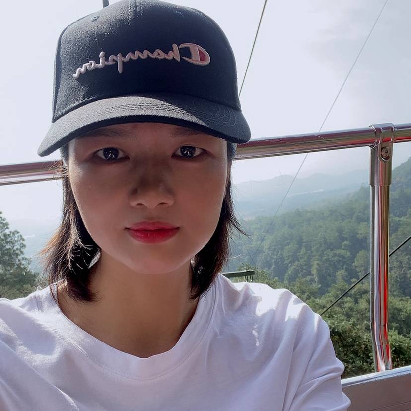 愉快闻花卷的照片