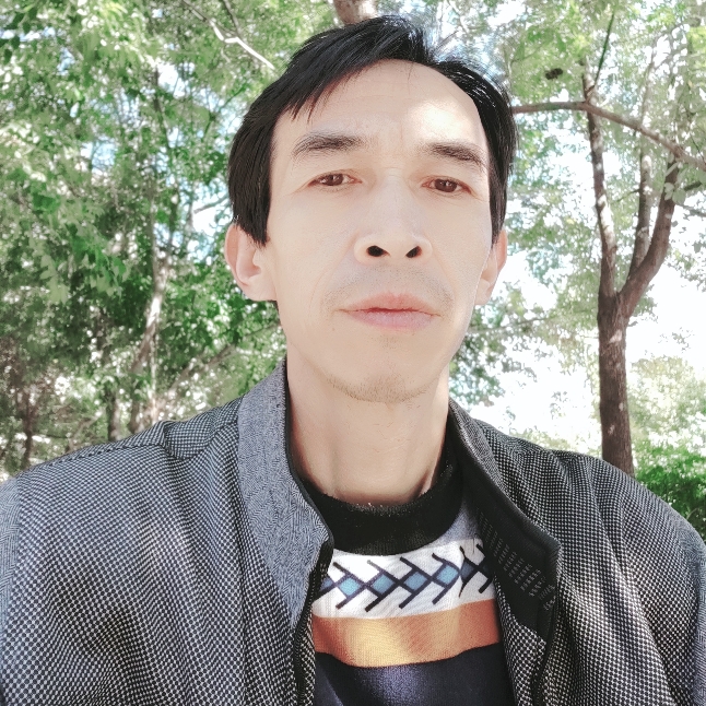 水杯深拥阔达的照片