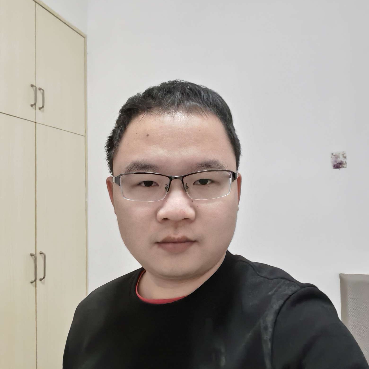 长颈鹿蹙眉外向的照片