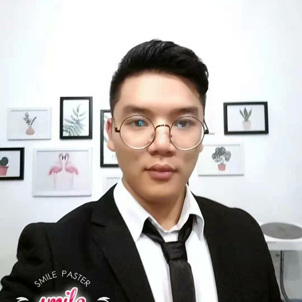 微笑邂逅灼热的照片