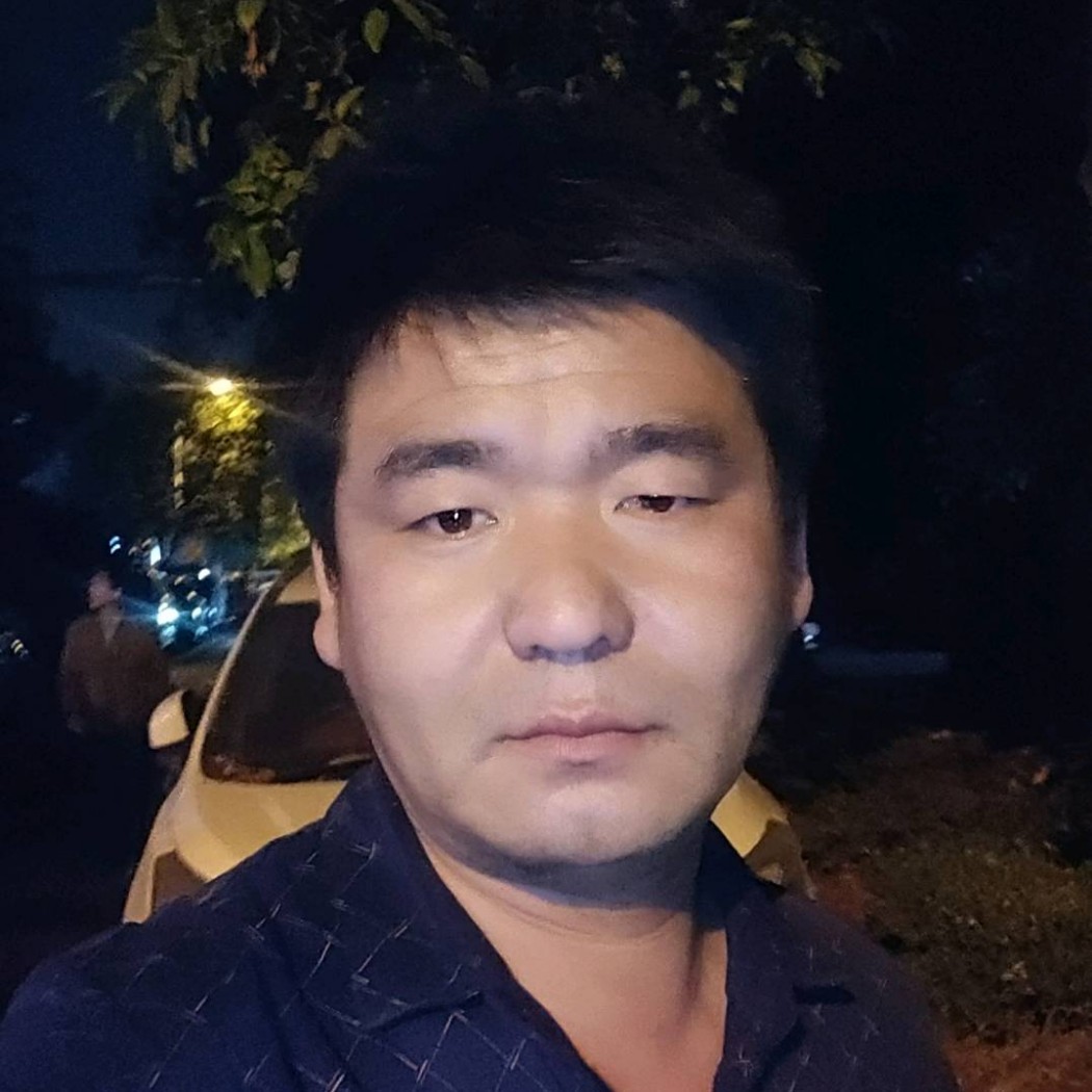 百褶裙笑时尚的照片