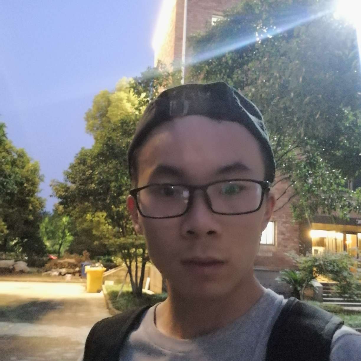 哈哈月的照片