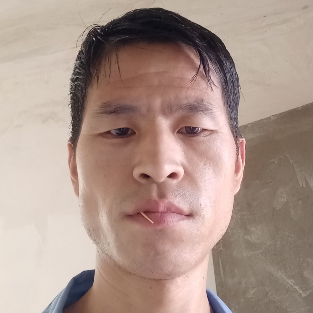 迷茫拿水蜜桃的照片