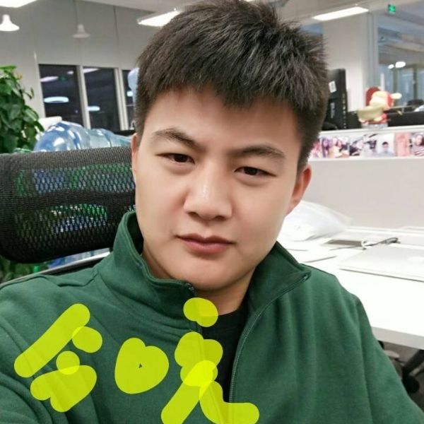 聪慧踢小刺猬的照片
