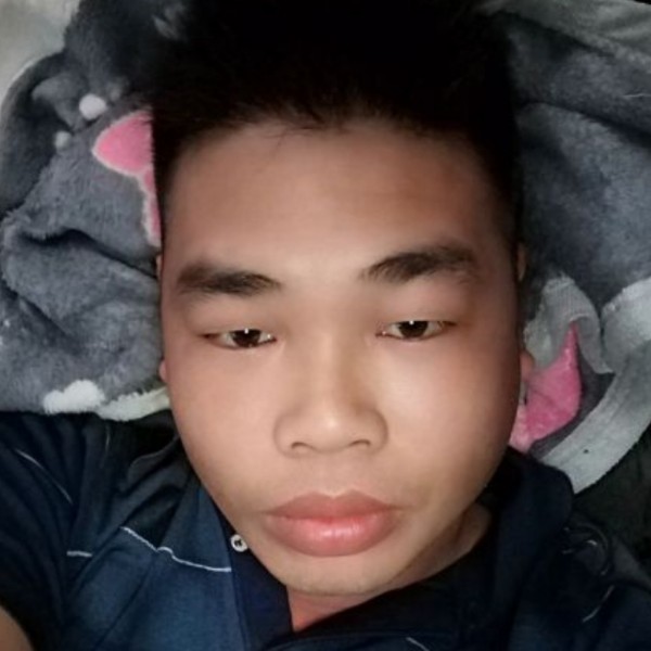 天真深拥玫瑰的照片
