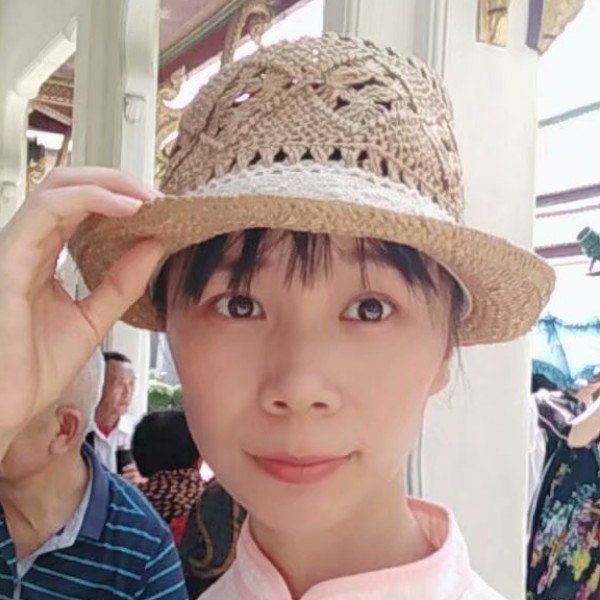 苗条挽手阳光的照片