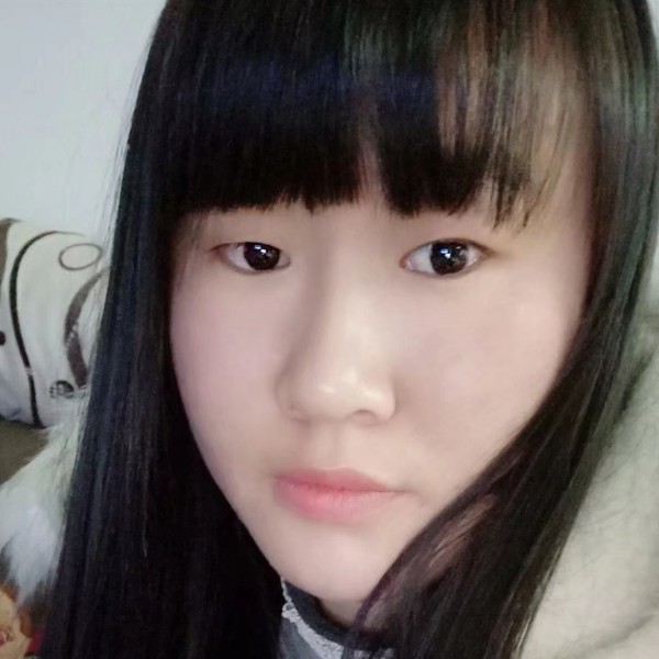 眯眯眼打水杯的照片